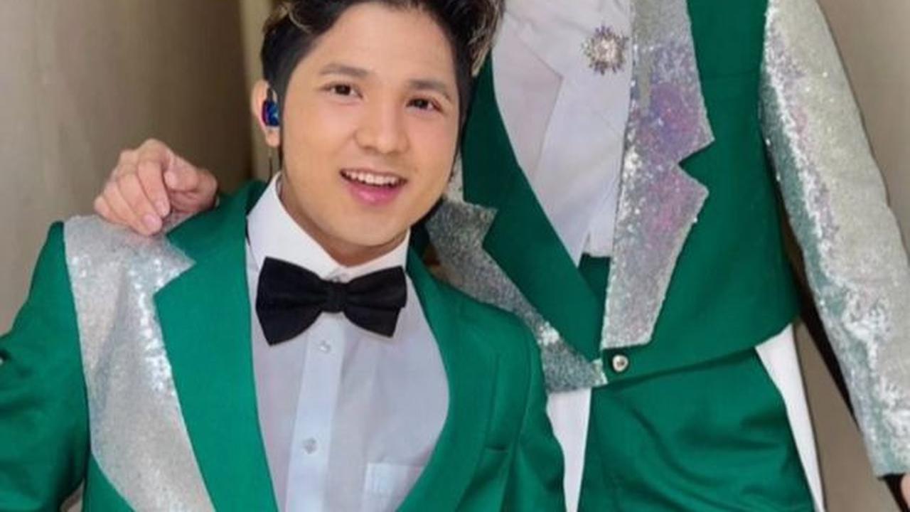 Selain Jirayut, Kier King juga menjadi host pada acara D'Academy 6, keduanya memakai setelan hijau dengan model yang berbeda namun tetap kompak.