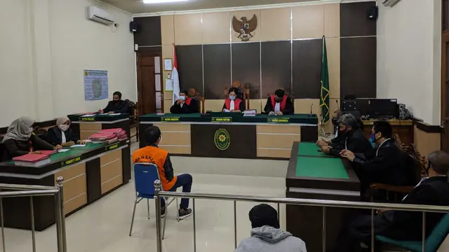 Mantan Pemimpin Redaksi Banjarhits.id, Diananta Putera Sumedi di Pengadilan Negeri Kotabaru