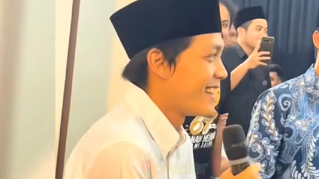 Gus Iqdam di ultah istri Habib Luthfi (SS: YT Populer Dakwah)