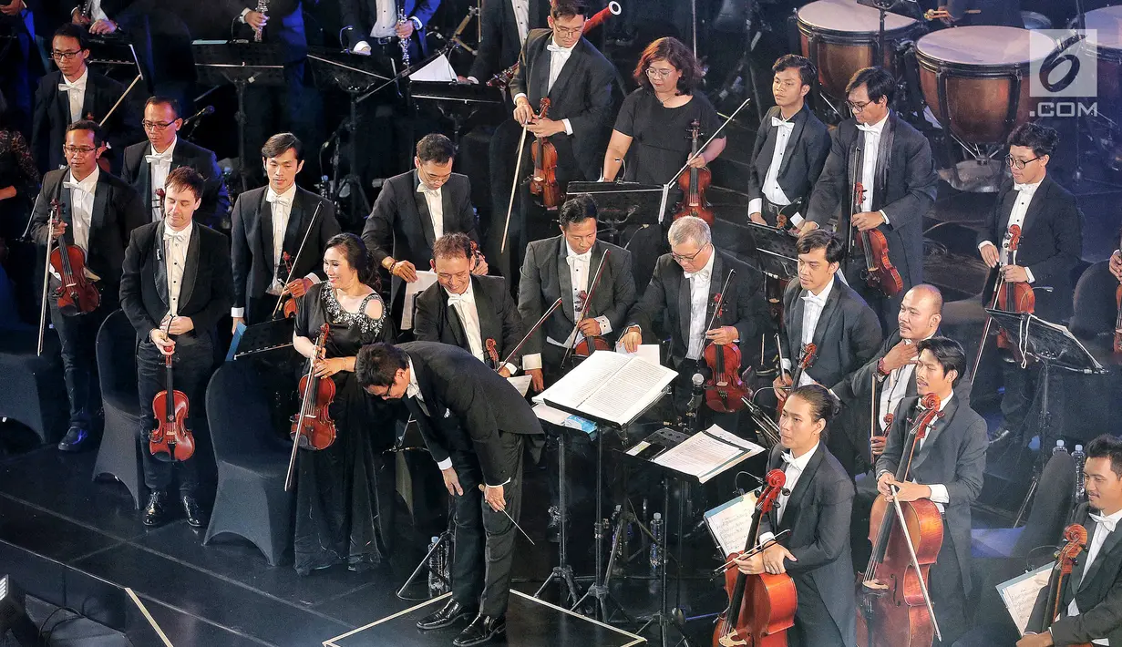 Twilite Orchestra dengan konduktor musik Addie MS menutup konser Symphony Under The Stars di Lippo Mall Kemang, Jakarta, Sabtu (28/7). Movie Fest merupakan tema musik yang akan ditampilkan pada kegiatan musik kali ini. (Liputan6.com/Fery Pradolo)