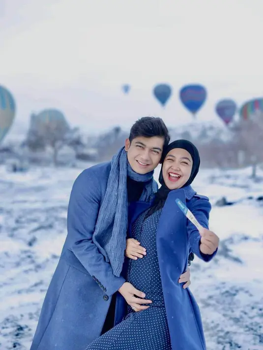 Gaya winter merupakan permainan layering untuk menciptakan look yang stylish, seperti outfit nuansa biru ala bangsawan yang dipakai Ria Ricis. (Foto: Instagram @teukuryantr)