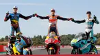 Pembalap MotoGP Marc Marquez (tengah) bersama pembalap Moto2 Alex Marquez (kiri) dan pembalap Moto3 Lorenzo Dalla Porta (kanan) berpose di depan Valencia Motorcycle Grand Prix, Spanyol, Minggu (17/11/2019). Ketiganya sukses merebut gelar juara dunia tahun 2019. (AP Photo/Alberto Saiz)