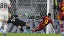 Gol kemenangan AS Roma dicetak oleh Tammy Abraham pada menit ke-32. Striker asal Inggris tersebut menjebol gawang Atalanta yang dikawal Juan Musso usai memanfaatkan umpan Nicolo Zaniolo. (AP/Andrew Medichini)