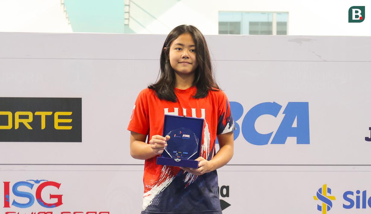 Alicia Clarissa Putri atlet terbaik kelompok umur putri pada ajang Indonesia Open Aquatic Championships (IOAC) 2025 yang diadakan di di Stadion Akuatik Gelora Bung Karno (GBK), Senayan, Jakarta. (Bola.com/Abdul Aziz)