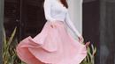 Effortlessly stylish dengan padu padan long sleeve warna putih dan pleats skirt warna pink. Pancarkan aura feminin (Instagram/cassandraslee).