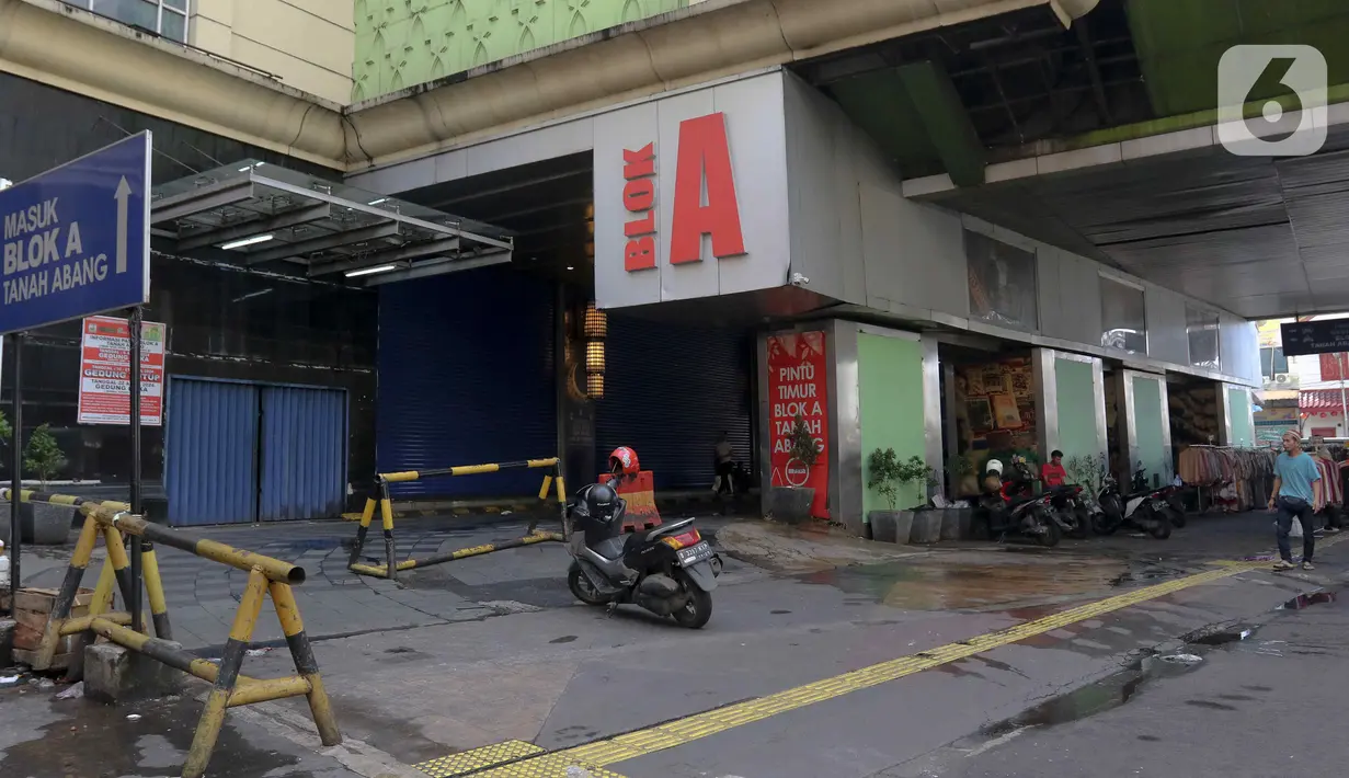 <p>Untuk sementara, keriuhan perdagangan di Pasar Tanah Abang Blok A terhenti. (Liputan6.com/Herman Zakharia)</p>