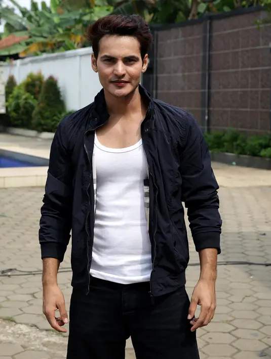 Ia pun bercerita soal kisah yang terkandung dalam lagunya itu. Sesuai dengan judul LLDR, diceritakan hubungan jarak jauh yang tidak biasa yang dijalani oleh seseorang. (Bambang E. Ros/Bintang.com)