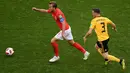 Penyerang Inggris, Harry Kane menggiring bola dari kawalan bek Belgia, Thomas Vermaelen saat bertanding memperebutkan juara tiga Piala Dunia 2018 di Stadion St. Petersburg, Rusia, (14/7). Belgia menang 2-0 atas Inggris. (AFP Photo/Olga Maltseva)