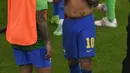 Penyerang Brasil, Neymar menutup wajahnya saat menangis usai pertandingan melawan Argentina pada final Copa America 2021 di stadion Maracana di Rio de Janeiro, Brasil, Minggu (11/7/2021). Ia menangis usai Brasil dikalahkan Argentina 1-0. (AFP/Mauro Pimentel)