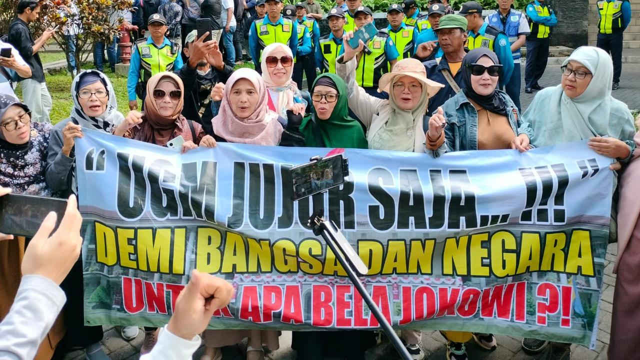 Amien Rais Tiba-Tiba Muncul, Pimpin Demo ‘Ijazah Palsu’ Jokowi di UGM
