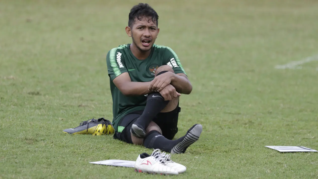 Pemain Timnas Indonesia U-23, Gian Zola, melakukan pendinginan saat latihan. (Bola.com/Vitalis Yogi Trisna)