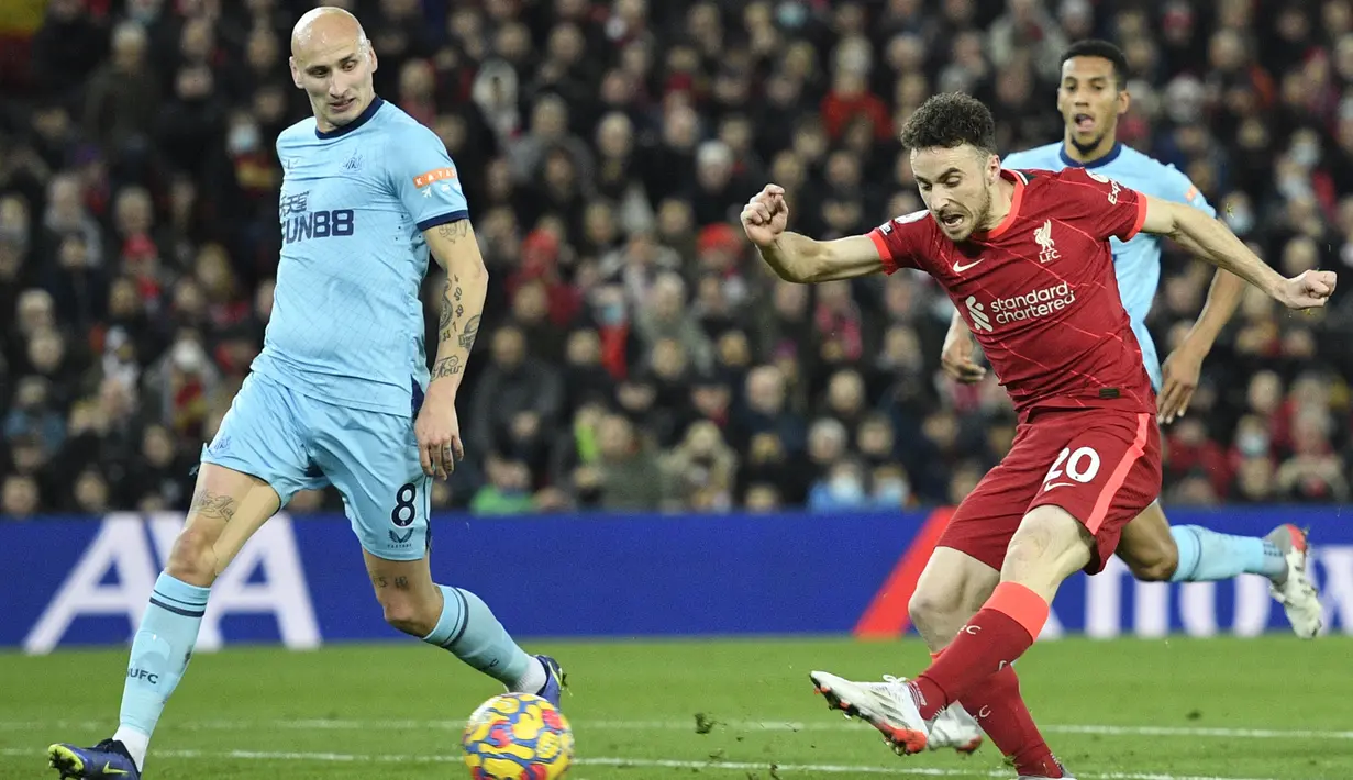 Liverpool merespon ketertinggalannya untuk menyamakan skor secepat mungkin. Pada menit ke-17 Diogo Jota kembali memiliki peluang yang masih melebar tipis di tiang gawang Martin Dubravka. (AFP/Oli Scarff)