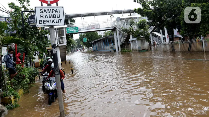 FOTO: Banjir, Arus Lalu Lintas di Jalan Warung Buncit Raya Terputus