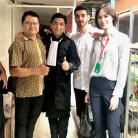 Sidang kasus narkoba yang dijalani Fachri Albar akhirnya selesai. Selasa (10/7) Pengadilan Negeri Jakarta Selatan kembali menyidangkan kasus ayah dua orang anak tersebut. (Instagram/sandyarifinsh)