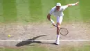 Andy Murray melakukan servis saat melawan petenis Kanada, Milos Raonic pada tunggal putra Wimbledon Championships 2016 di The All England Lawn Tennis Club,  Wimbledon, London, (10/7/2016).  (AFP/POOL/John Walton)