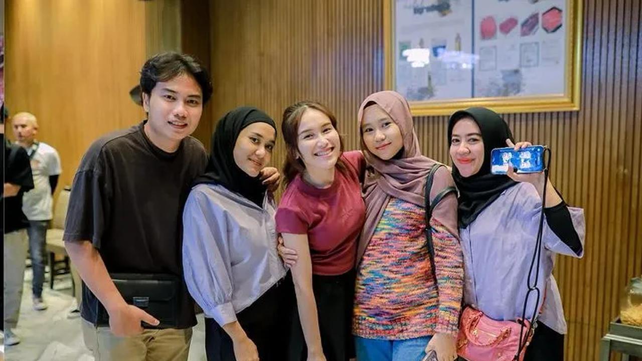 Umi Kalsum banyak mendapat ucapan selamat ulang tahun dari orang-orang terdekat dan para netizen.<br>