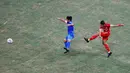 <p>Pemain Persija Jakarta, Rezaldi Hehanusa (kanan) melepaskan tendangan saat laga persahabatan antara Persija Jakarta menghadapi Chonburi FC dalam rangka Grand Launching Jakarta International Stadium (JIS), Minggu (24/7/2022). (Bola.com/M Iqbal Ichsan)</p>