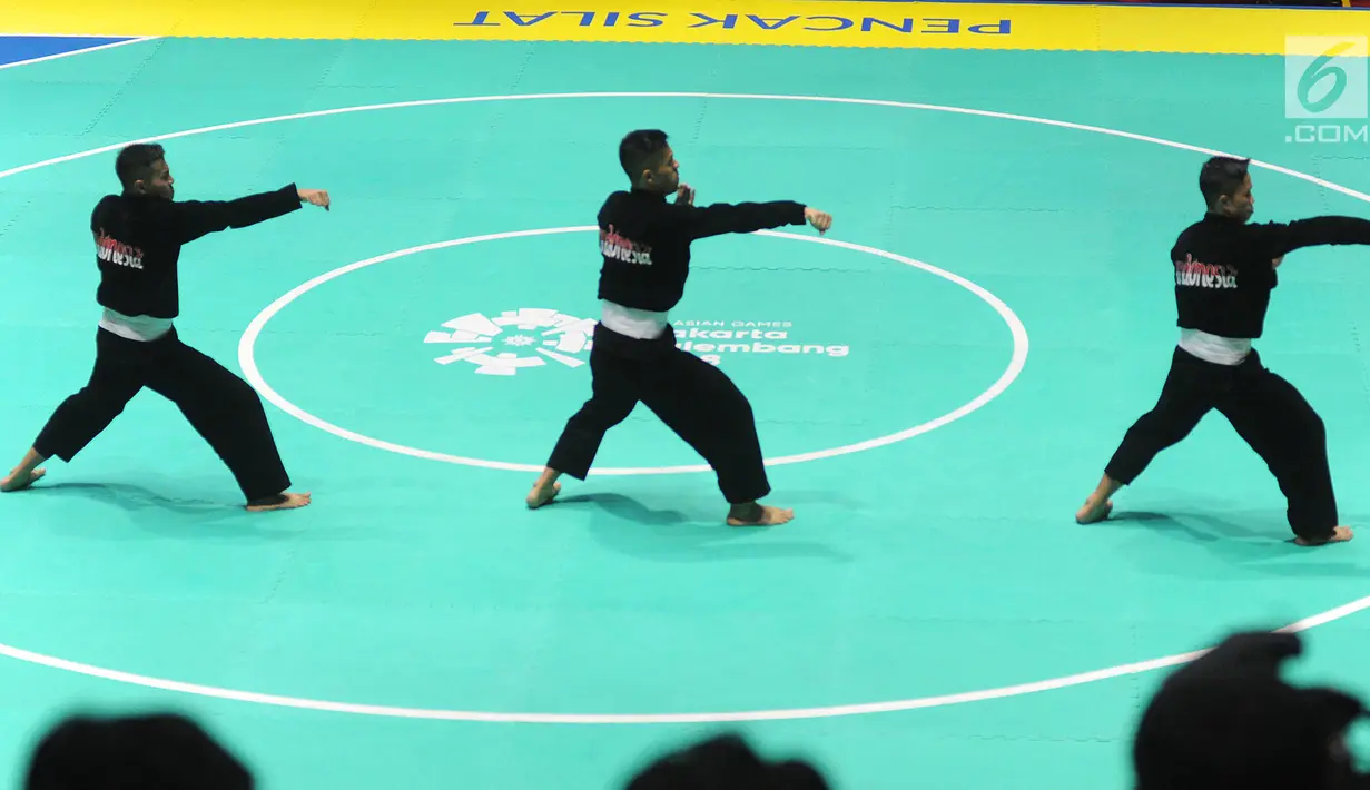 Nunu Nugraha, Asep Yuldan Sani, dan Anggi Faisal Mubarok tampil dalam babak final pencak silat beregu putra Asian Games 2018 di TMII, Jakarta, Senin (27/8). Pencak silat beregu putra menyumbang emas ke-15 untuk Indonesia. (Merdeka.com/Arie Basuki)