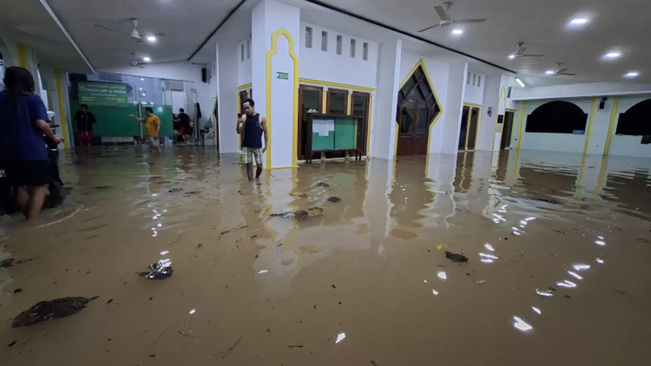 Banjir terjang permukiman di Kota Tangerang. (Liputan6.com/Pramitha Tristiawati)