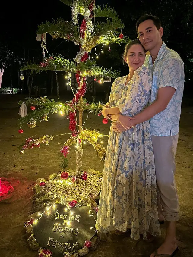 7 Potret Darius Sinathrya dan Donna Agnesia Rayakan Anniversary Pernikahan ke 16