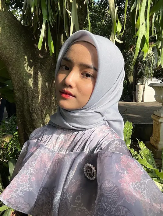 Dia datang mengenakan dress panjang dengan aksen ruffle di bagian dadanya. @fuji_an.