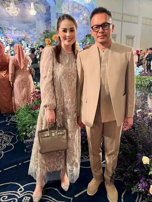 Jennifer Dunn juga memukau dengan gaunnya. Ia datang bersama suaminya [Instagram/jeje-haris89]