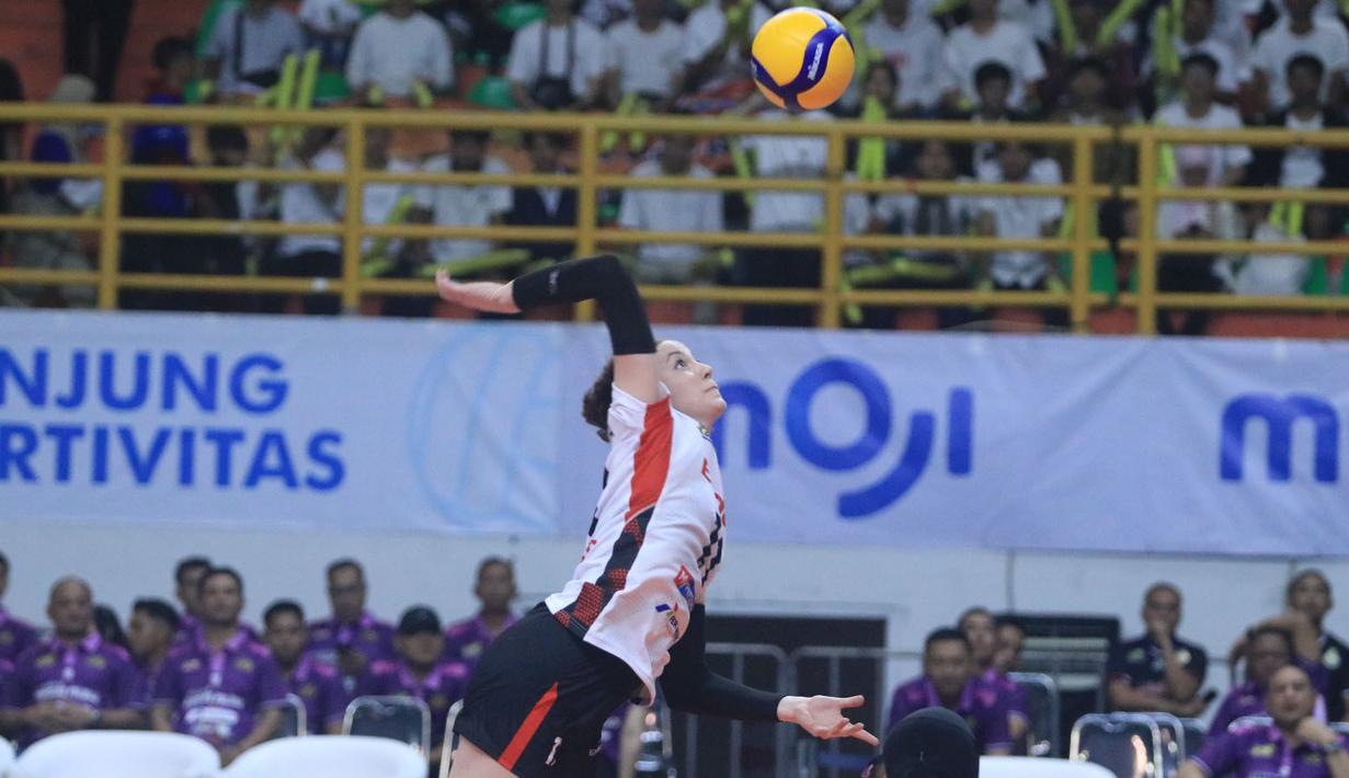 <p>Pemain Jakarta Pertamina Enduro, Polina Shemanova melakukan serve saat menghadapi Jakarta Popsivo Polwan pada laga seri kedua putaran kedua PLN Mobile Proliga 2024 di GOR Si Jalak Harupat, Kabupaten Bandung, Kamis (6/6/2024). Jakarta Pertamina Enduro kalah 0-3 (14-25, 17-25, 21-25). (Dok. PBVSI)</p>
