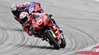Pembalap Ducati, Andrea Dovizio berhasil meraih kemenangan pada MotoGP Austria 2020 setelah finis terdepan. (AFP/Joe Klamar)