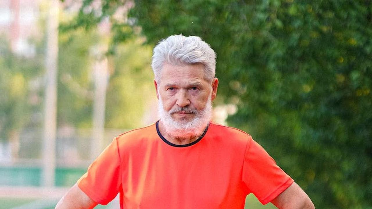 Olahraga juga memiliki peran kunci dalam pencegahan osteoporosis. Latihan kekuatan, menahan beban, dan keseimbangan dapat membantu membangun dan memperkuat tulang.