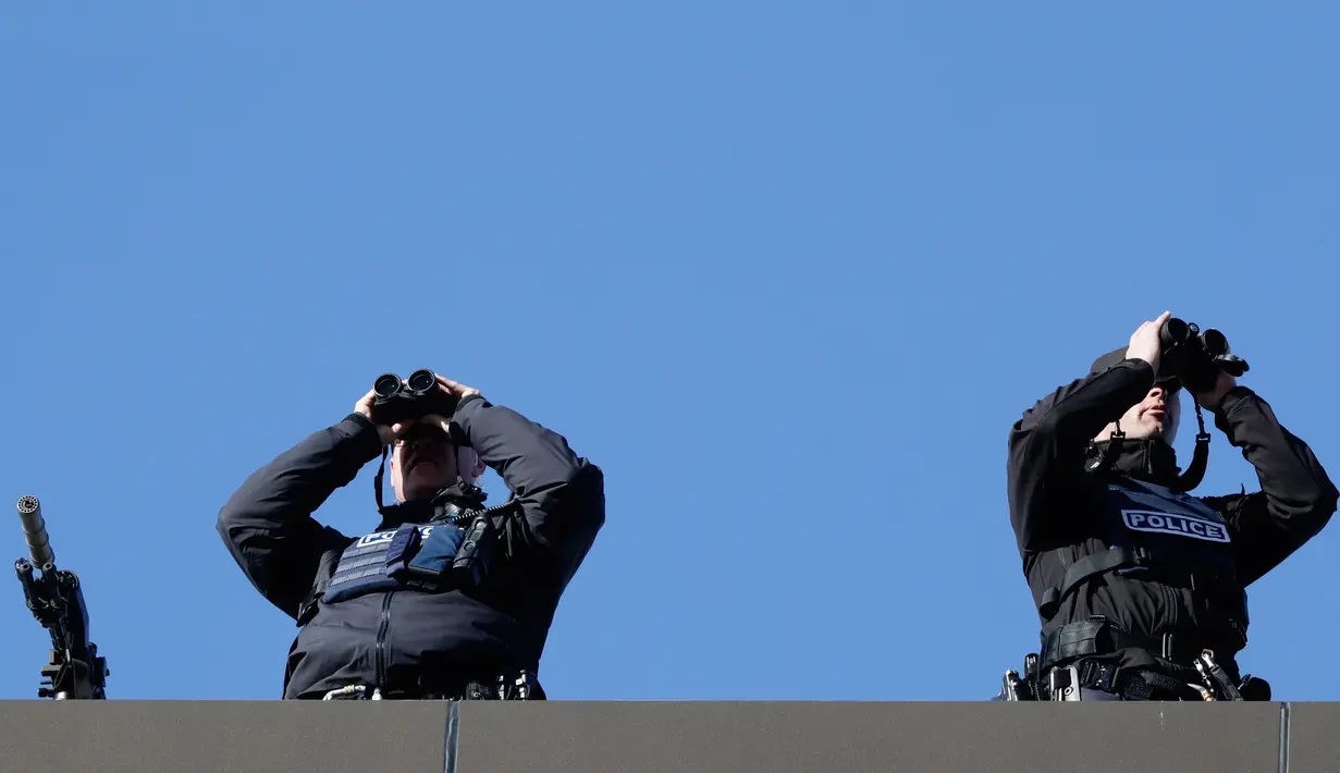 Penembak jitu berpatroli di atap pengadilan saat hari terakhir sidang terhadap Brenton Tarrant di Christchurch, Selandia Baru, Kamis (27/8/2020). Pelaku penembakan brutal di masjid-masjid di Christchurch itu dihukum seumur hidup tanpa pembebasan bersyarat. (AP Photo/Mark Baker)