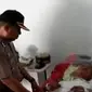 Ayahanda Ismail Tiro kini terbaring lemah di ruang mawar Rumah Sakit Butta Salewangan. 
