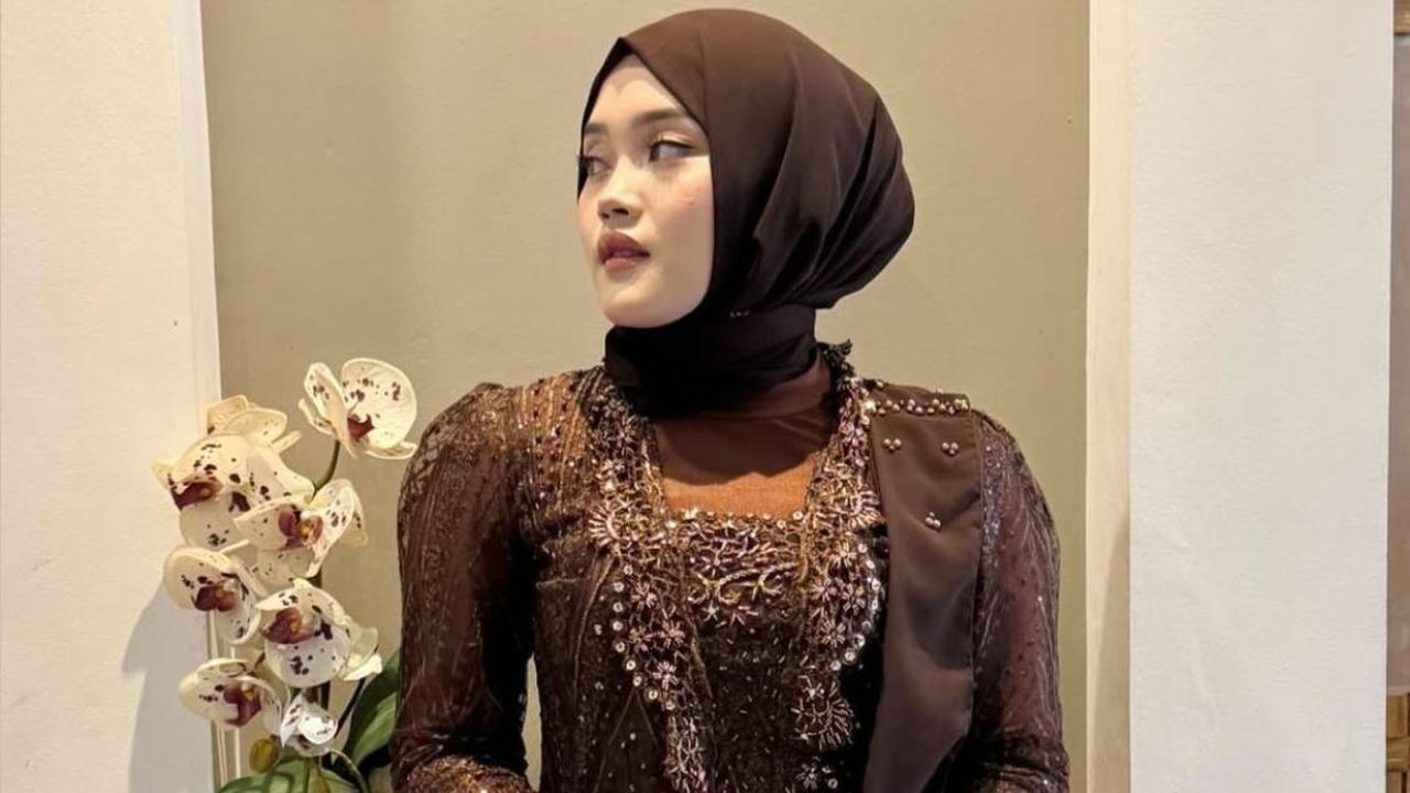 Elegan dalam Kebaya Cokelat, Putri Delina Tampil Memesona di Tasyakuran Mahalini