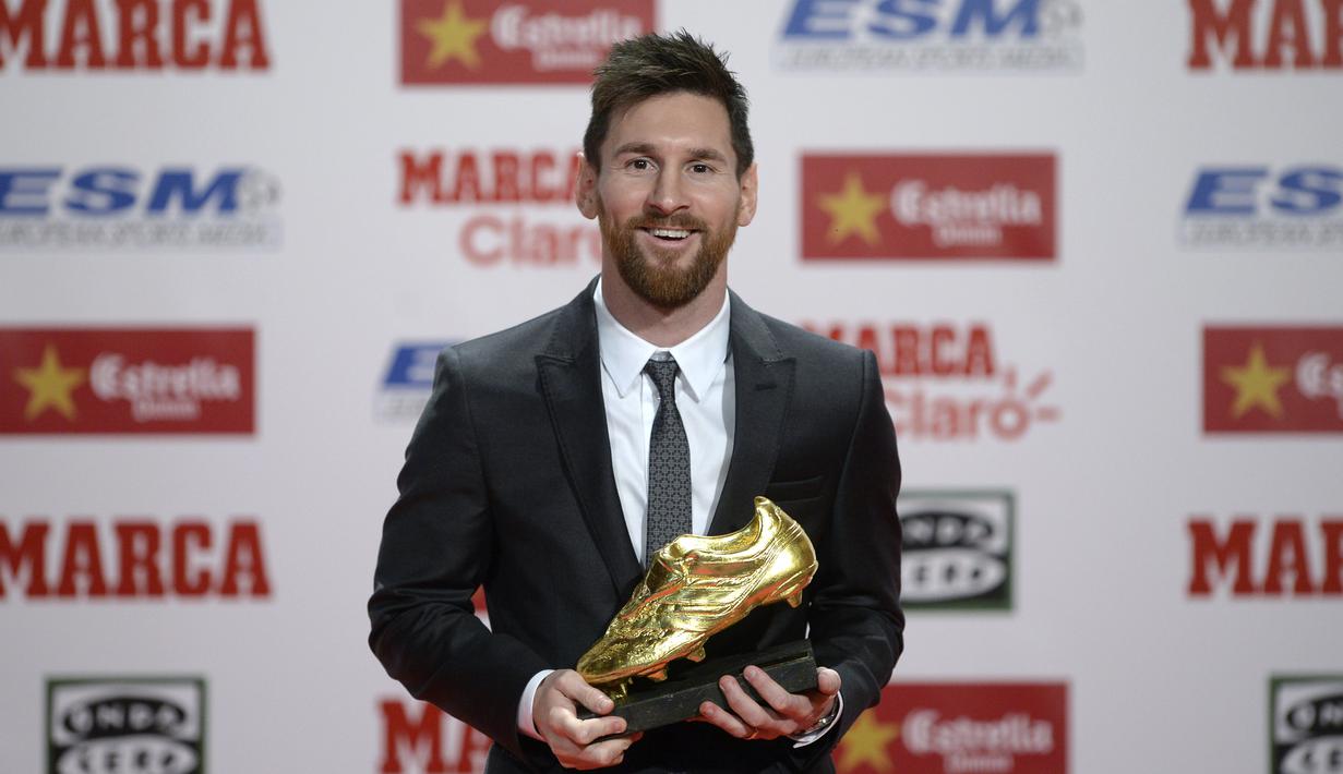 Bagi Lionel Messi ini adalah Sepatu Emas Eropa keempat yang dimenanginya di Antigua Fabrica Estrella Damm, Barcelona, (24/11/2017). menjadi topskorer di antara liga-liga Eropa 2016-2017. (AFP/Josep Lago)