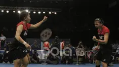 Pasangan Indonesia, Greysia Polii/Apriani Rahayu, berhadapan dengan pasangan Korea, Chae Yoo Jung/Kim So Yeung di Indonesia Open 2017 di JCC, Rabu (14/6/2017). Indonesia menang 12-21, 25-23, dan 21-14. (Bola.com/M Iqbal Ichsan)