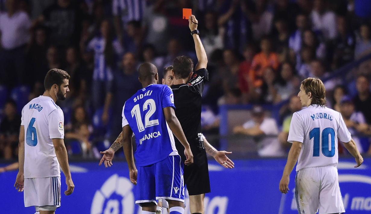 Kapten Real Madrid, Sergio Ramos, mendapat kartu merah saat pertandingan melawan Deportivo La Coruna pada laga La Liga di Stadion Riazor, Senin (21/8/2017). Real Madrid menang 3-0 atas Deportivo La Coruna. (AFP/Miguel Riopa)