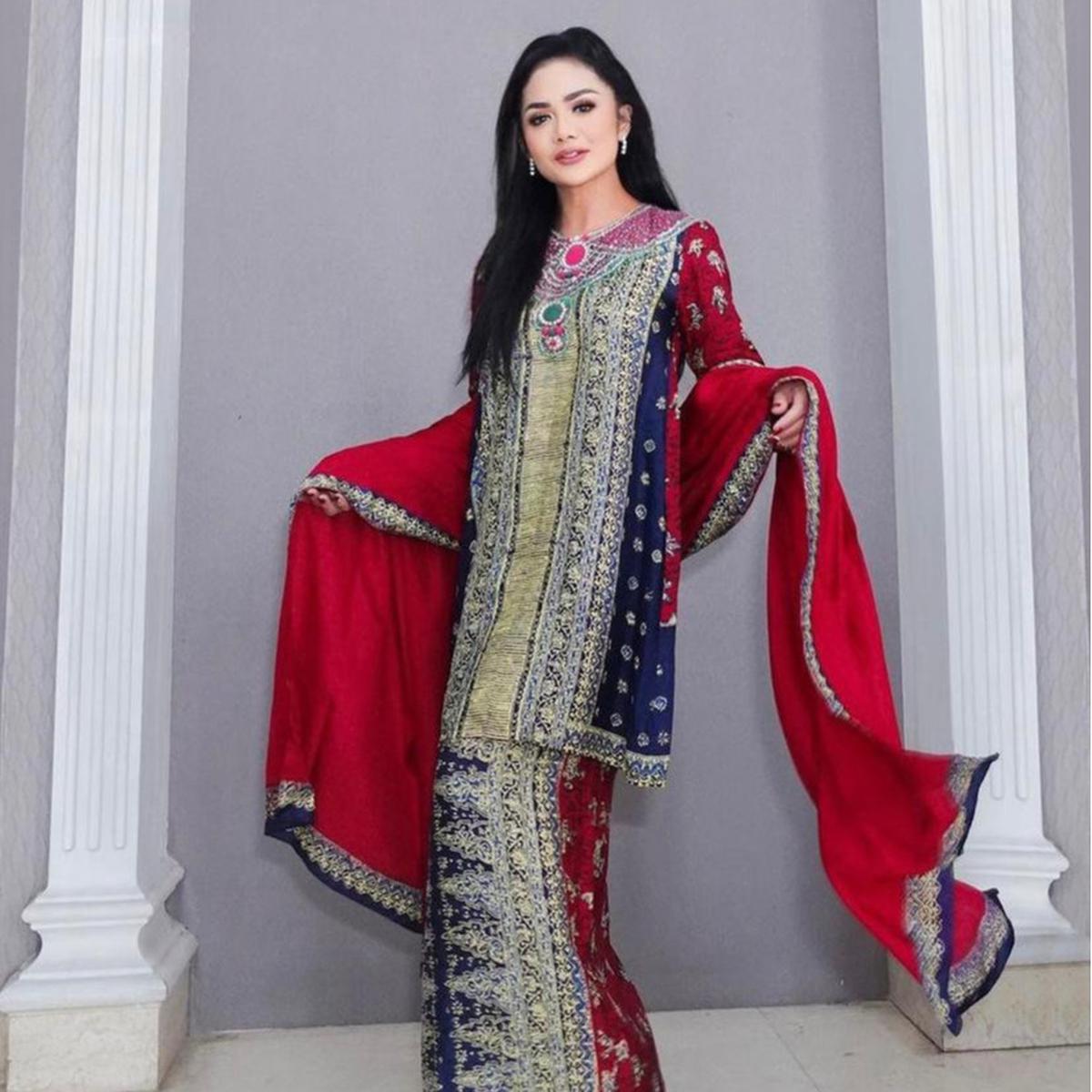 6 Ide Padu Padan Tunik Batik dari Tissa Biani hingga Adelia Pasha