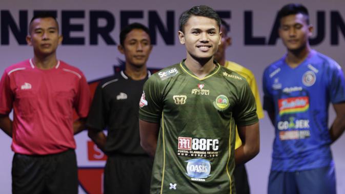 Pemain PS Tira, Dimas Drajad berpose saat Peluncuran Shopee Liga 1 di SCTV Tower, Jakarta, Senin (13/5). Sebanyak 18 klub akan bertanding pada Liga 1 mulai tanggal 15 Mei. (Bola.com/Vitalis Yogi Trisna)