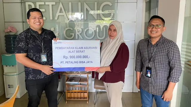 BRI Insurance membayar klaim Asuransi Alat  Berat. (Dok BRINS)