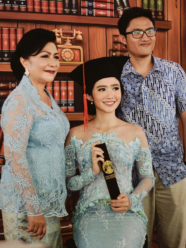 Febby Rastanty Lulus Sarjana Hukum Dengan Predikat Cum Laude Showbiz Liputan6 Com