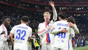 Adam Karabec dari Lyon, di tengah, merayakan gol ketiga timnya bersama rekan-rekan setimnya selama pertandingan sepak bola Liga Europa antara Lyon dan PAOK di Lyon, Prancis, Jumat (30-1-2026) dini hari WIB. (AP Photo/Laurent Cipriani)