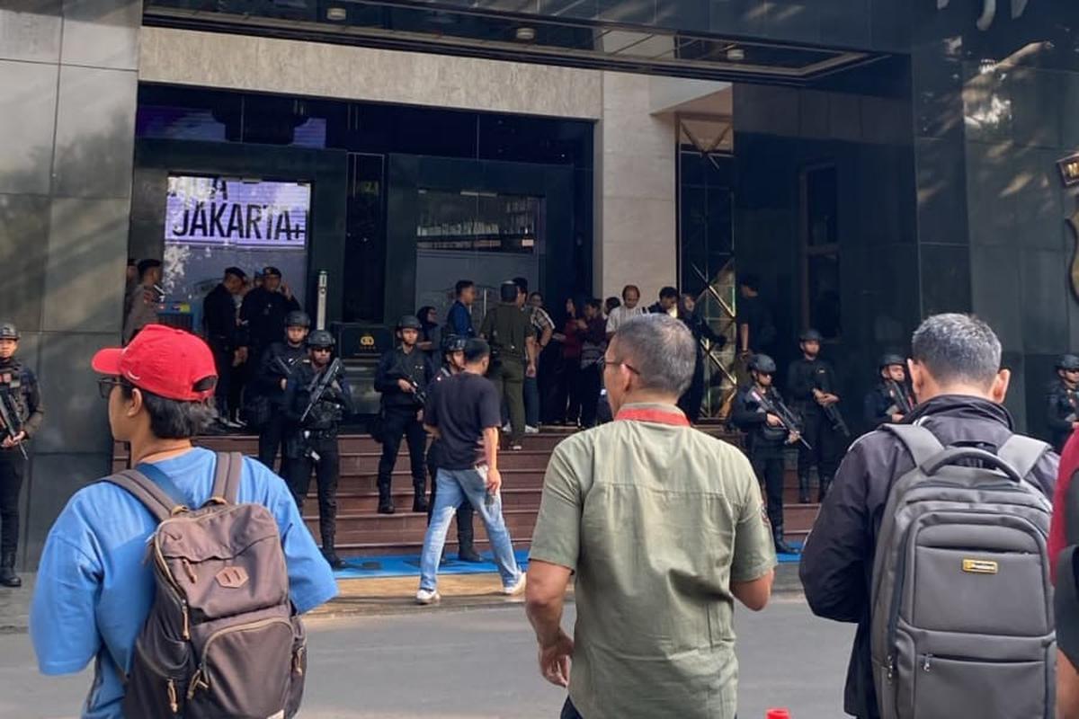 Pengamanan di Markas Polda Metro Jaya diperketat menjelang  jumpa pers mengenai perkembangan penyidikan sejumlah perkara dugaan korupsi. (Istimewa)