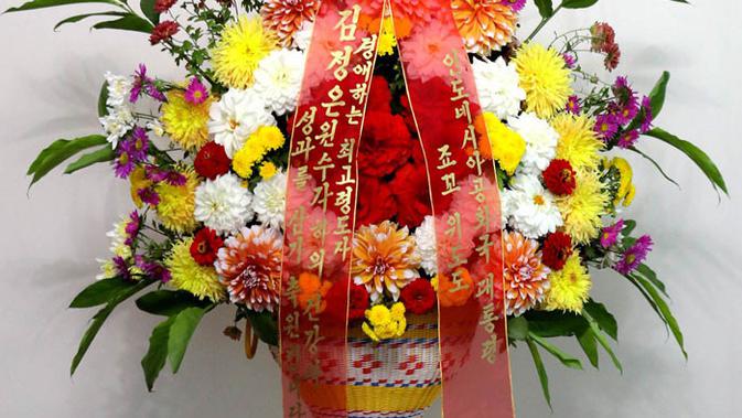 Rangkaian bunga dari Jokowi untuk Kim Jong-un semakin indah dengan hiasan pita merah dengan bertuliskan pesan ucapan yang ditulis dengan tinta emas (KCNA)