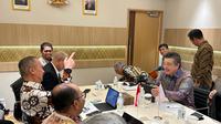 Menteri Perindustrian Agus Gumiwang Kartasasmita melakukan pertemuan dengan CEO of Asia Region Toyota Motor Corporation, Masahiko Maeda pada saat di Paviliun Indonesia dalam rangka menghadiri World Expo 2025 Osaka, Jepang, Kamis (11/7/2025).