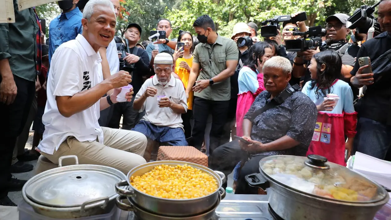 Capres Ganjar Pranowo meninjau keramaian Objek Mata Air Cokro di kecamatan Tulung, Kabupaten Klaten, Jawa Tengah.