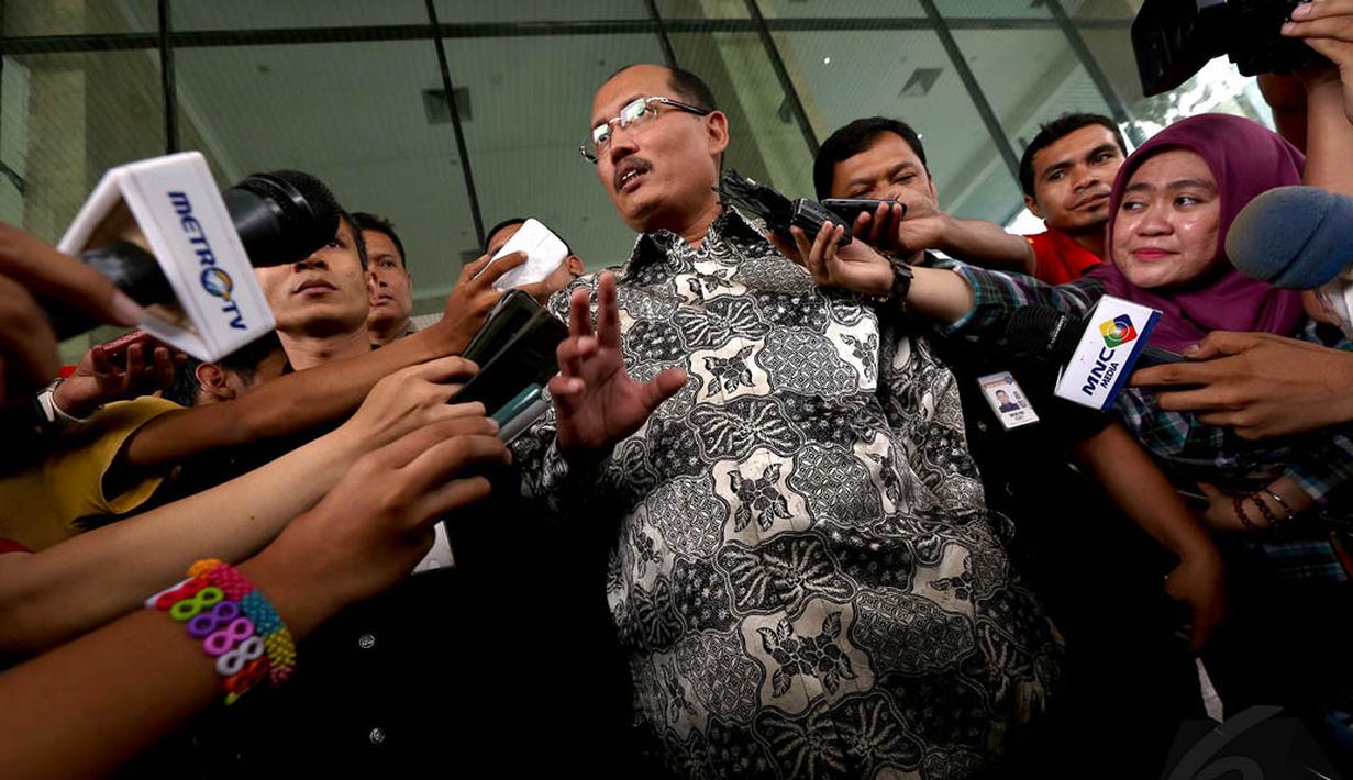 Janedjri Mahili Gaffar yang mengenakan kemeja batik itu mengaku diperiksa selama kurang lebih tiga jam oleh penyidik KPK, Jakarta, (22/10/14). (Liputan6.com/Miftahul Hayat)