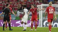 Kapten Timnas Wales, Gareth Bale memprotes keputusan wasit saat menghadapi Timnas Amerika Serikat dalam laga matchday pertama Grup B Piala Dunia 2022 di Ahmad Bin Ali Stadium, Doha, Qatar, Selasa (22/11/2022) dini hari WIB. (AP/Aijaz Rahi)