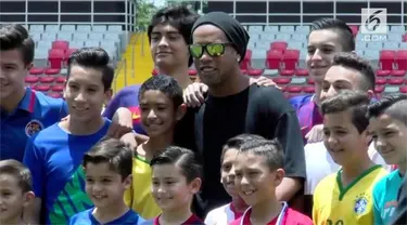 Ronaldinho pensiun dari dunia sepak bola pada tahun ini.