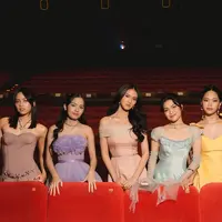 Dirilisnya film Rangga & Cinta menandai resminya Geng Cinta yang come back dengan versi modern. Di momen premiere, member Geng Cinta 2.0 itu tampil anggun dalam balutan gaun bernuansa pastel [@harleyavaprincy]