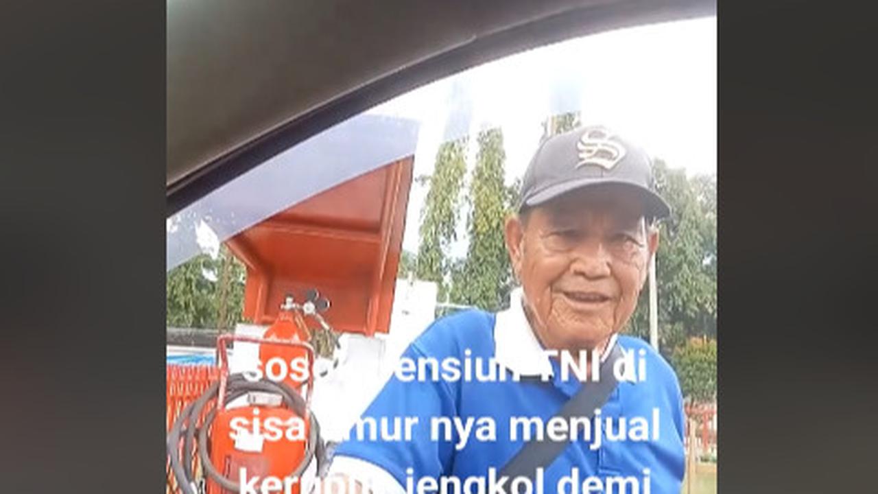 Pensiunan TNI ini Jadi Pedagang Asongan Kerupuk Jengkol di Pinggir Jalan Demi Kebutuhan Hidup