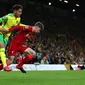 Bek Norwich City Dimitris Giannoulis (kiri) bersaing dengan bek Liverpool Conor Bradley pada babak ketiga Piala Liga Inggris di Carrow Road, Rabu (22/9/2021) dinihari WIB. Liverpool sukses menghajar Norwich City tiga gol tanpa balas di kandang lawan. (ADRIAN DENNIS / AFP)